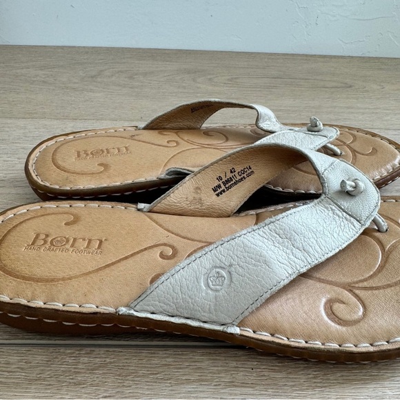 BORN White Leather Thong Sandals Size 10 - Picture 2 of 7